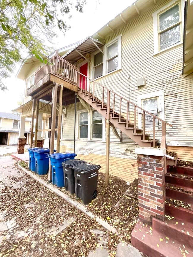 Building Photo - 810 W Magnolia Ave