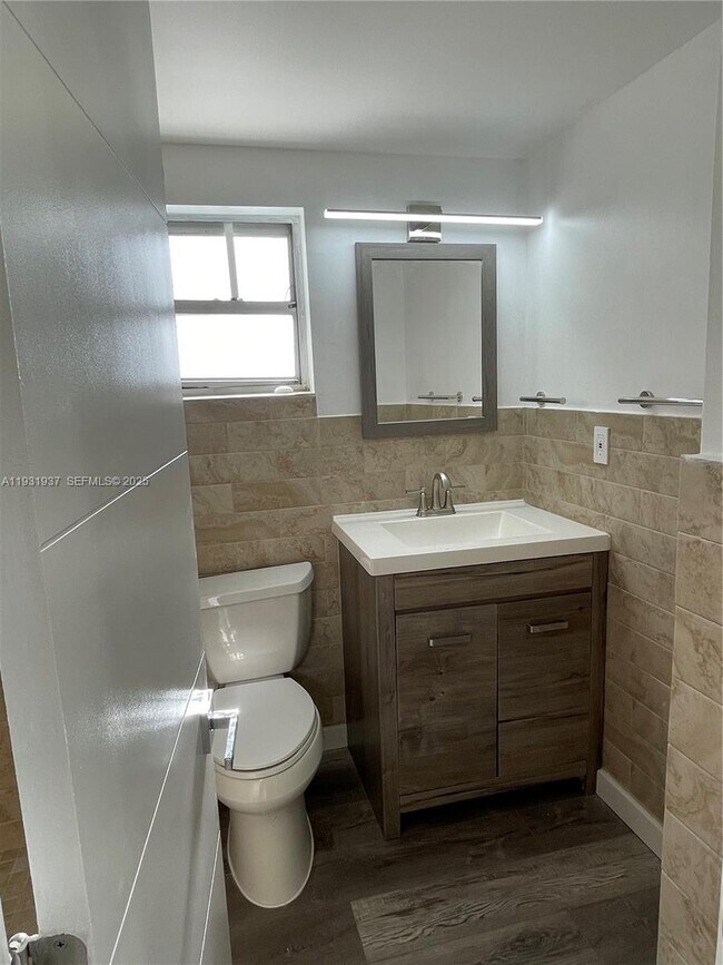 Building Photo - 400 Kings Point Dr