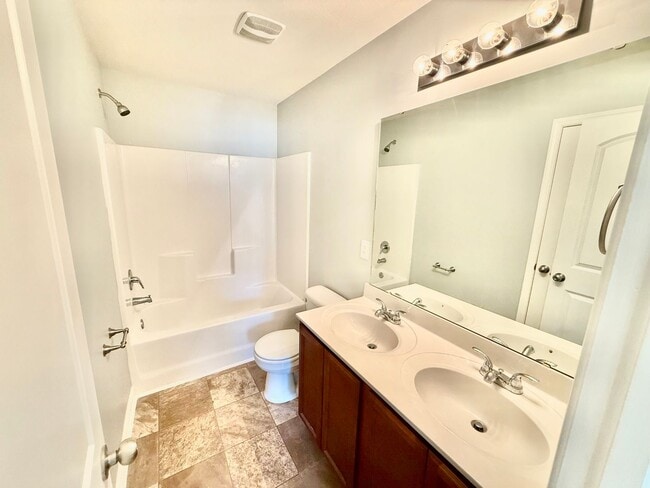 Building Photo - Beautiful 2 Bed 2.5 Bath townhome located ...
