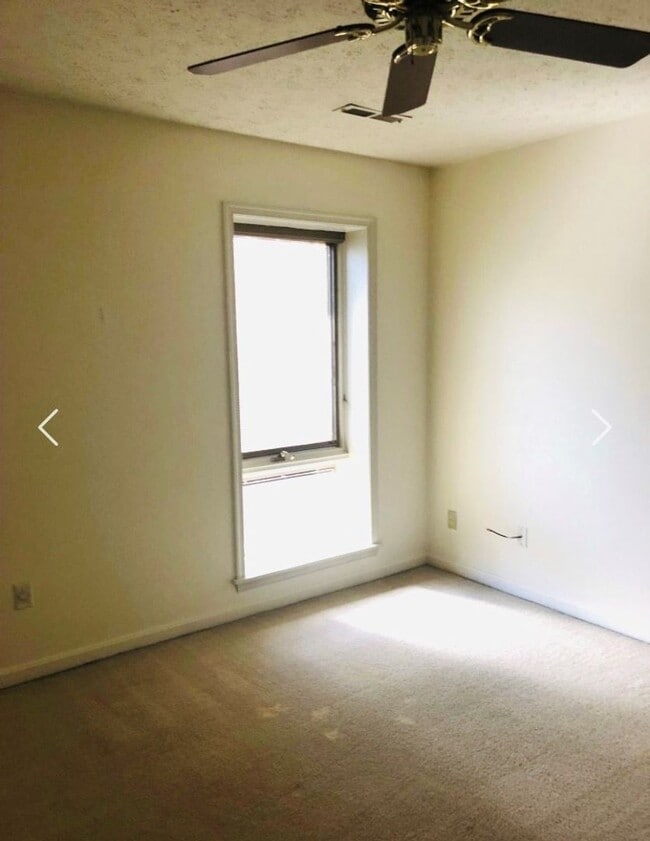 Building Photo - Great location, close to everything