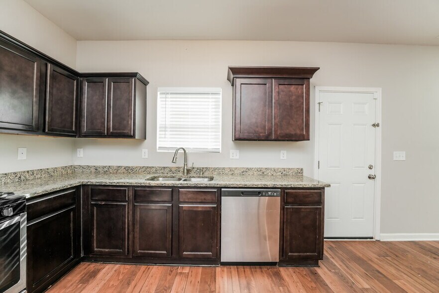 Building Photo - 4110 Dale Dr SE