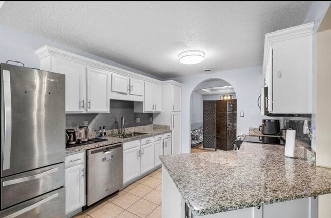 Building Photo - 9333 Breakstone Cove