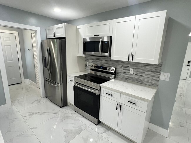Building Photo - NEWLY RENOVATED 3 BEDROOM 2 BATH HOME- TIL...