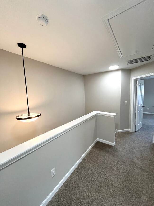 Building Photo - Newly Renovated 3 Bed, 2.5 bathroom Townhome