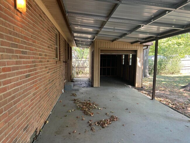 Building Photo - 812 Springmont Dr