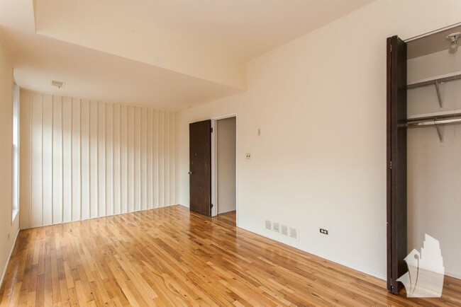 Building Photo - 2 bedroom in Chicago IL 60657