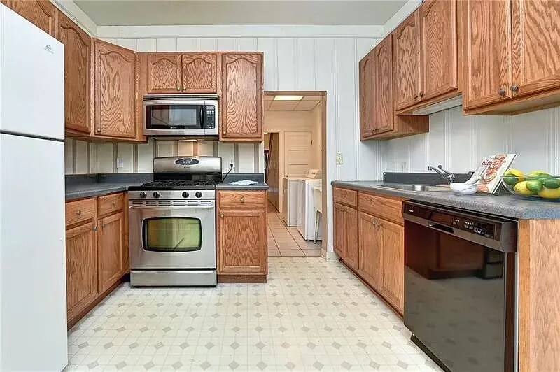 Kitchen, Exit to deck on the left - 4234 Lydia St