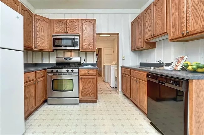 Kitchen, Exit to deck on the left - 4234 Lydia St