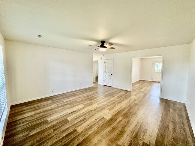 Building Photo - 802 E Kara Ln