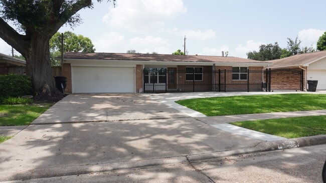 Building Photo - 902 Hidden Valley Dr