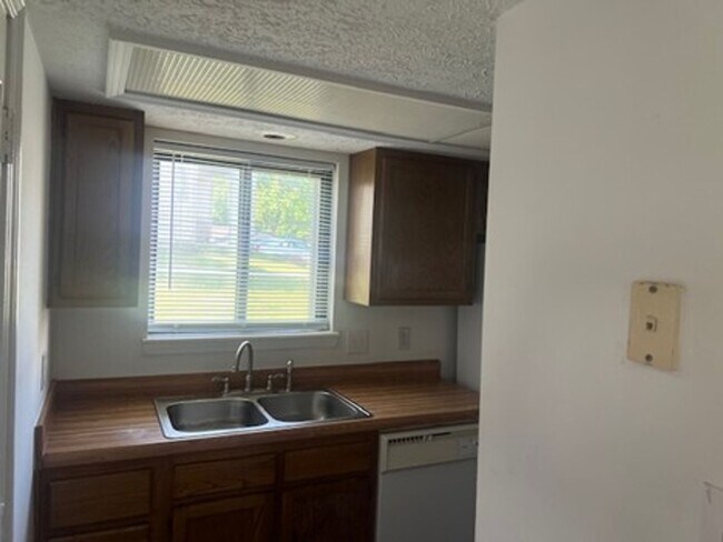 Building Photo - One Bedroom Condo For Rent
