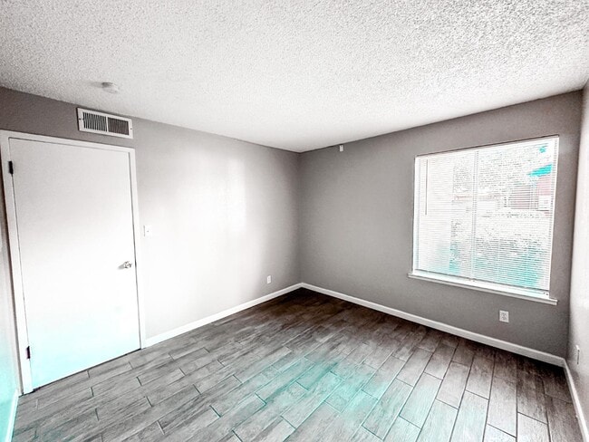 Building Photo - 1550 W Ashlan Ave