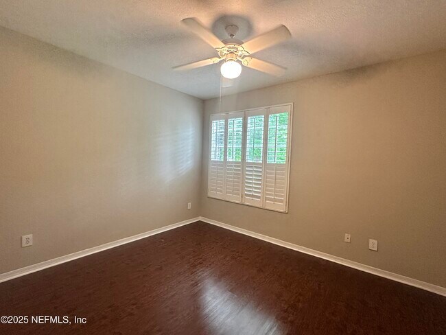 Building Photo - 13700 Richmond Park Dr N