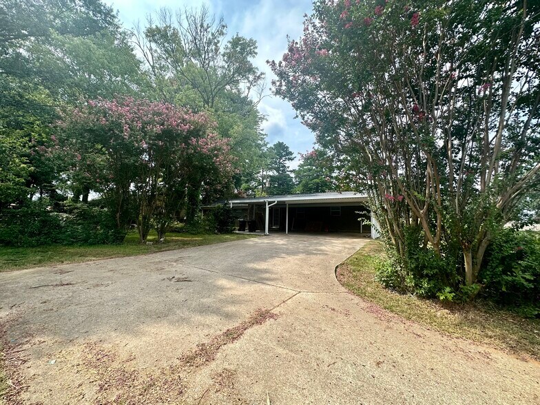 Building Photo - 1204 Blueridge Pky