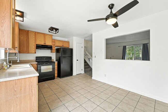 Building Photo - Spacious Tri-Level Home on Corner Lot – Av...