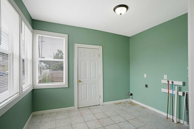 Building Photo - 2 Bedroom St Roch (accepts vouchers)