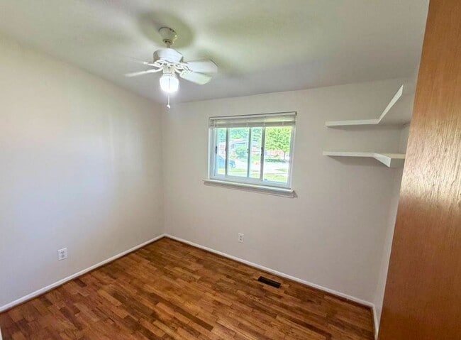 Building Photo - Updated Ranch with New Appliances
