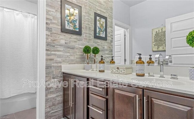 Building Photo - 9531 6th Bay St