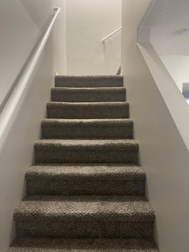 Building Photo - 1624 Pleasant View Dr