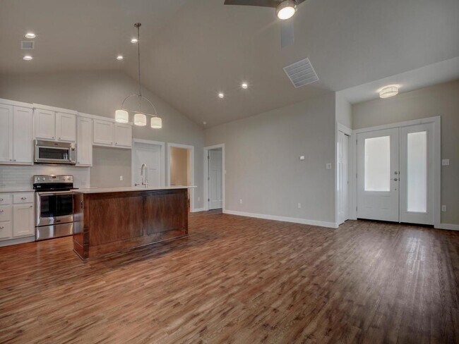 Building Photo - 240 Rose Dr