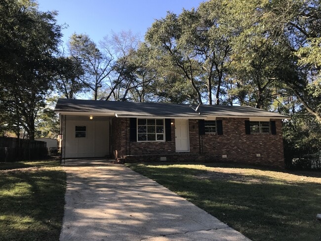 Primary Photo - **ON HOLD**3 Bedroom / 1.5 Bathroom Home f...