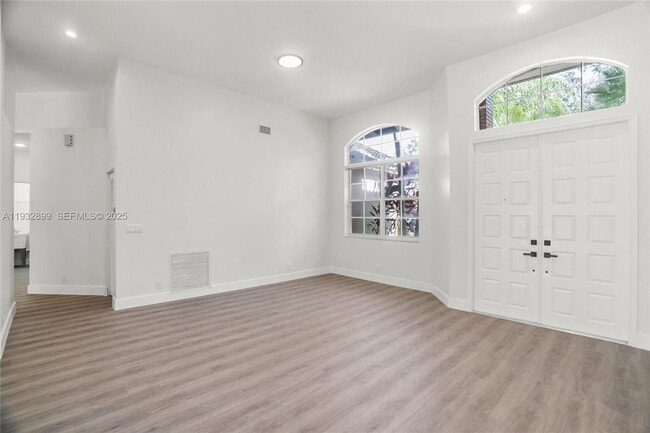 Building Photo - 2611 Oakbrook Ln