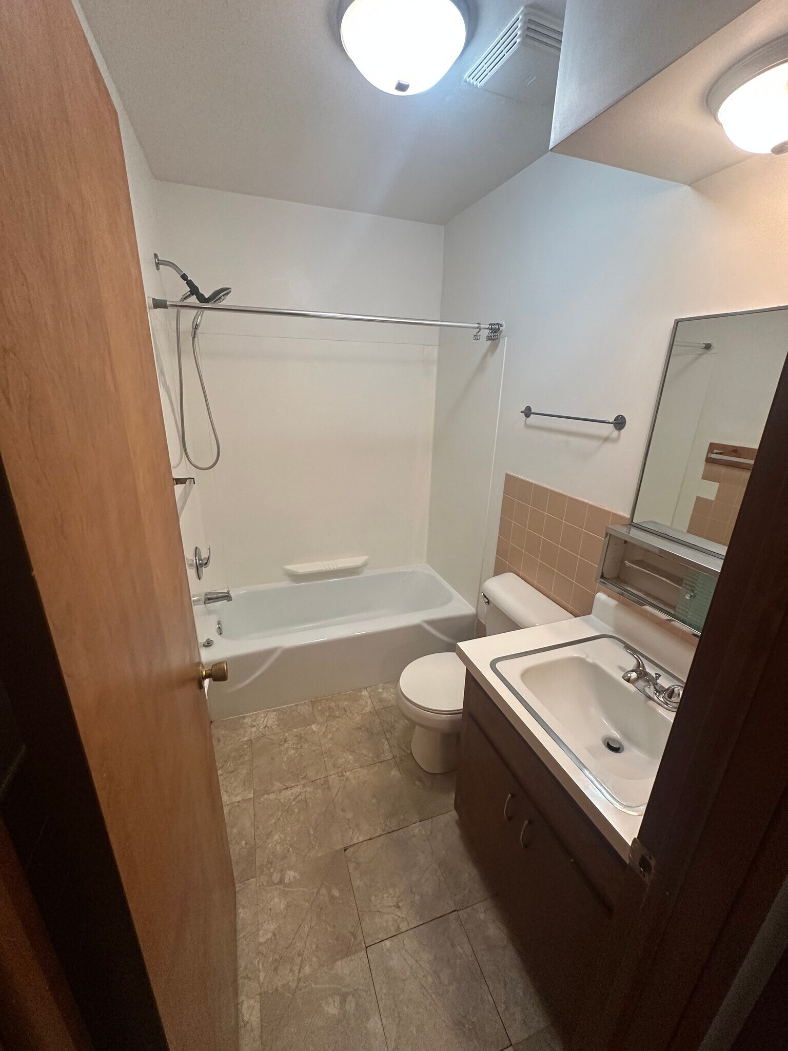 Building Photo - 608 19th Ave W