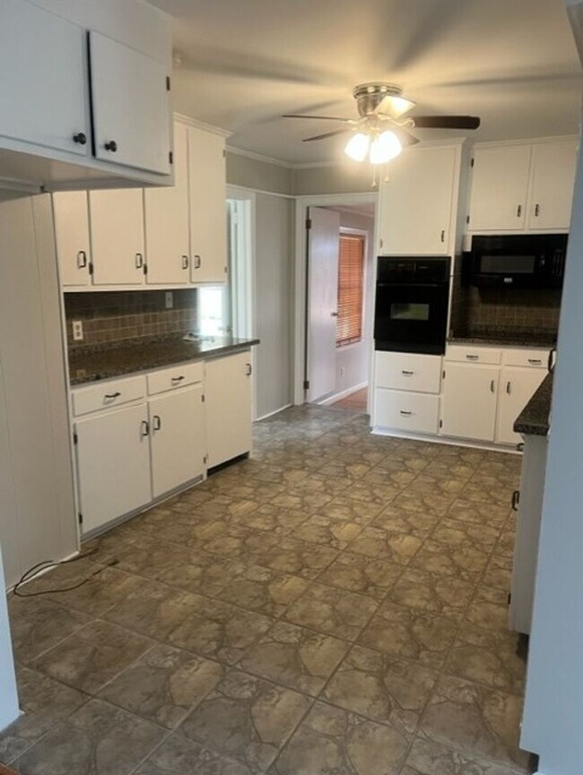 Building Photo - AVAILABLE NOW! Open house 10/20/2025 from ...