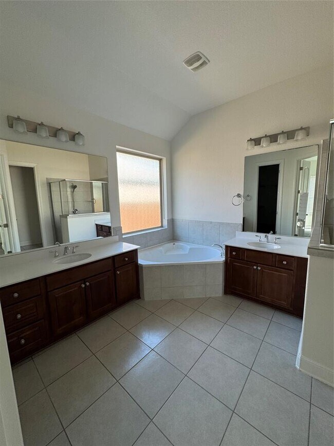 Building Photo - 175 Senna Dr