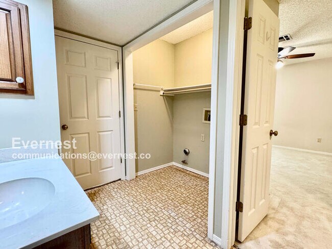 Building Photo - Lovely 2-Bedroom Home with Modern comforts...