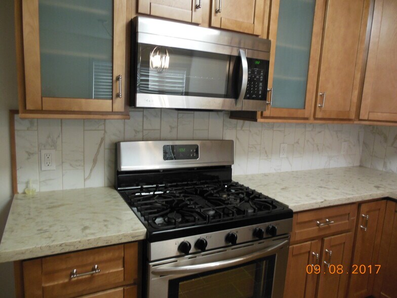 Building Photo - 833 54th St