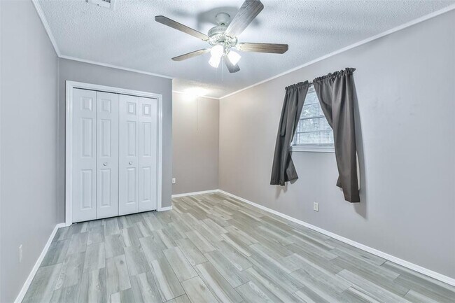 Building Photo - 23807 Red Oak Dr