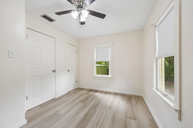 Building Photo - 2113 Silver Lake Dr