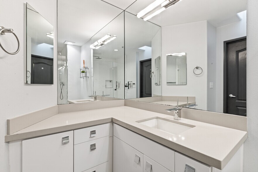 Building Photo - 4060 Glencoe Ave