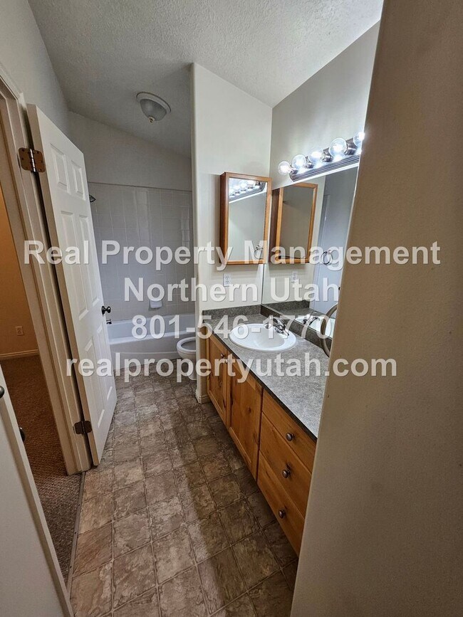 Building Photo - 3 Bedroom Townhome in Ogden