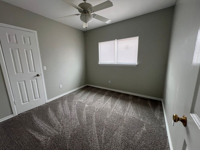 Building Photo - 4 bedroom 2 and a half bathroom single fam...