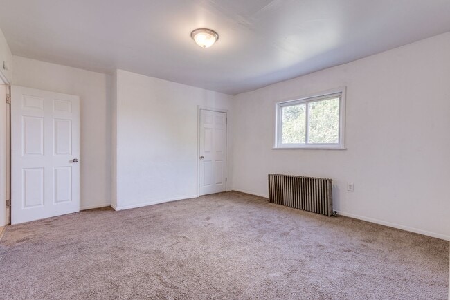 Building Photo - 606 Chess St