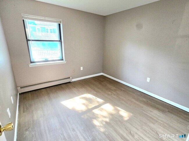 Building Photo - 272 Bellevue St