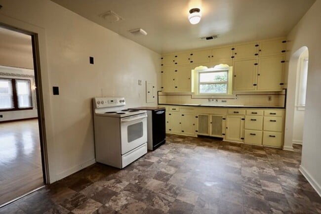 Building Photo - Available Now – Downtown Winters Bungalow