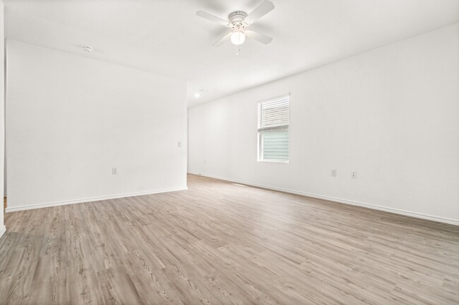 Building Photo - 10119 Ana Hts