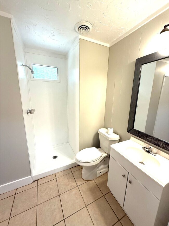 Building Photo - ** 3 bed 1 bath located in Forest Hills ** Call 334-366-9198 to schedule a self showing