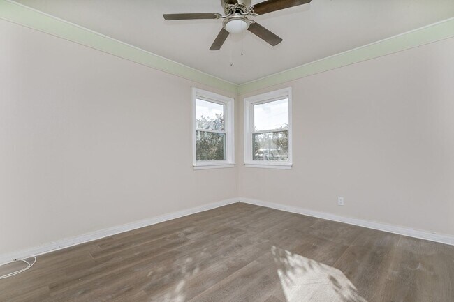 Building Photo - 2306 SW 8th Ave