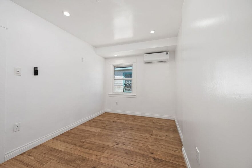 Building Photo - 1418 W 69th St