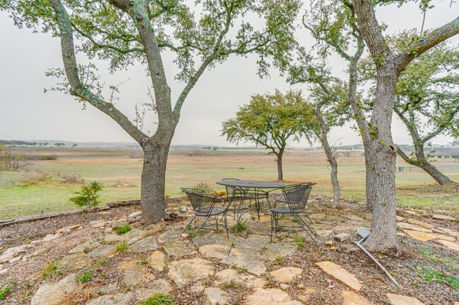 Outdoor barbecue and seating - 2004 Lakeland Dr