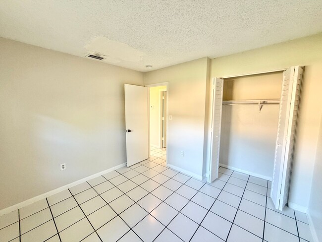 Building Photo - ** BONITA SPRINGS ** 2 BED / 1 BATH ** PET...
