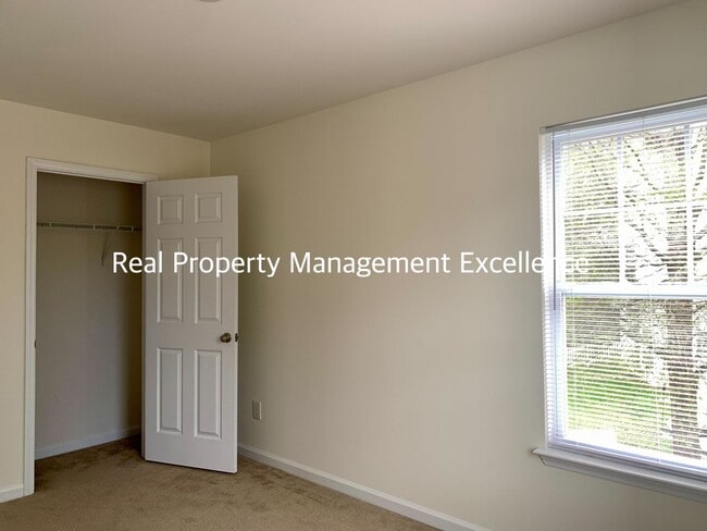 Building Photo - Raleigh Townhome Convenient to I440 & I540, Huge Master Suite, Near Anderson Pointe Park!