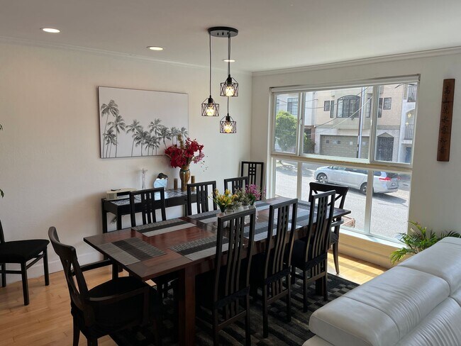 Building Photo - Amazing rare updated full floor Richmond f...