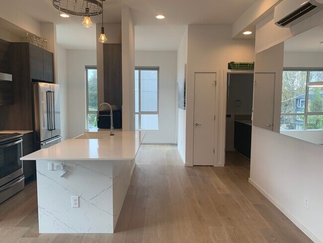 Building Photo - High End Madison Valley Row House !