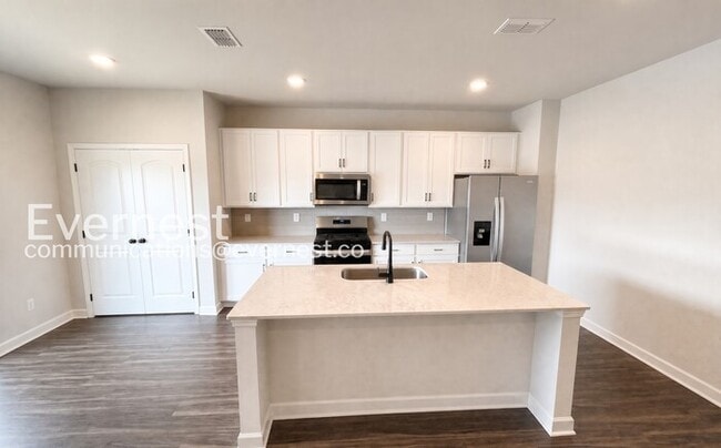 Building Photo - 4 Bed/3 Bath Home with Fenced Yard / Pet-Friendly / Coming Soon!