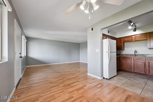 Building Photo - 1702 W Tuckey Ln